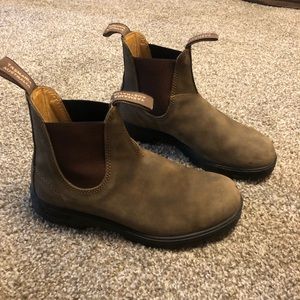 585
WOMEN'S CLASSICS
CHELSEA BOOTS - RUSTIC BROWN